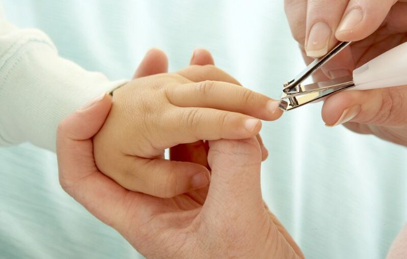 Cut nails to children