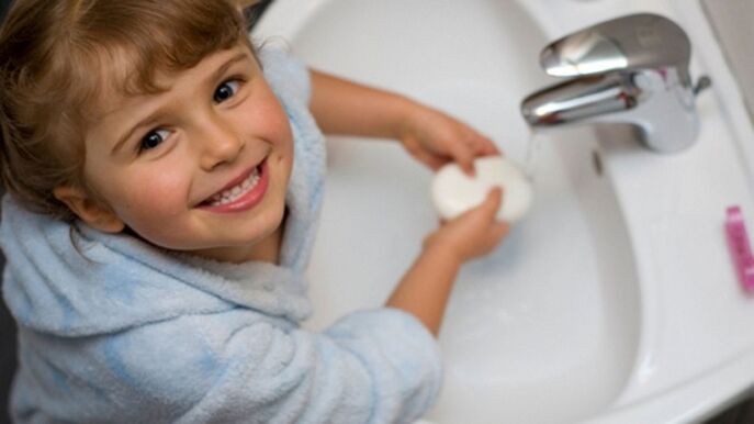 Children wash their hands with soap to avoid worms